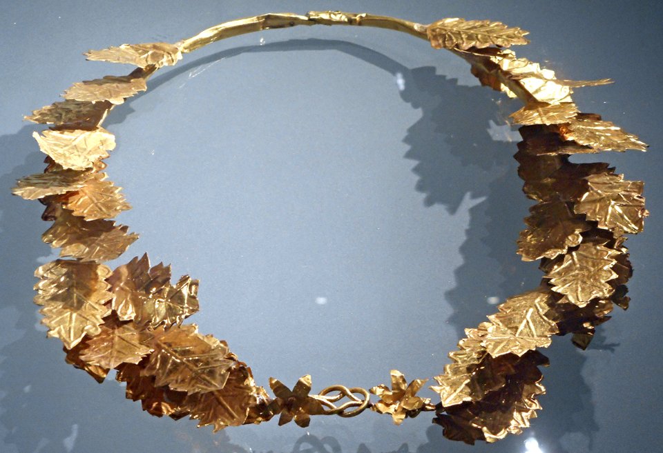 Gold crown of oak leaves (250 BC) from Potidea (Macedonia) - Salonic, Archaeological Museum, now at exhibition "Myth and Nature" at Archaeological Museum of Naples, until September 30, 2016