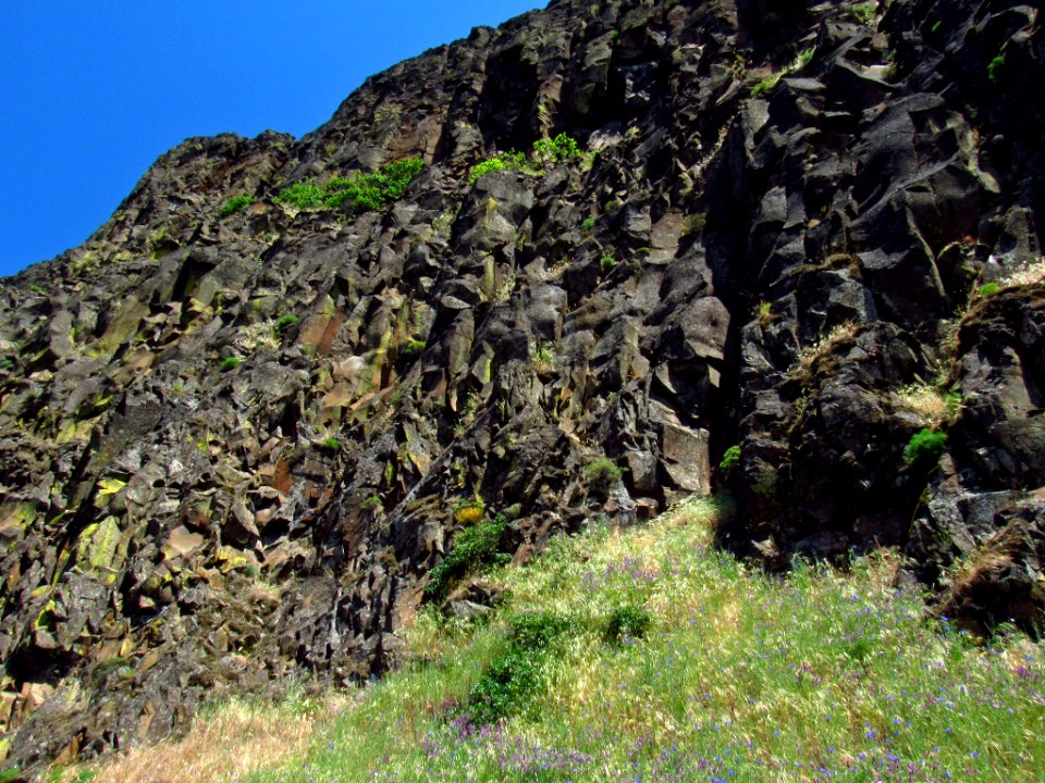 Labyrinth-Coyote Wall Trail in WA