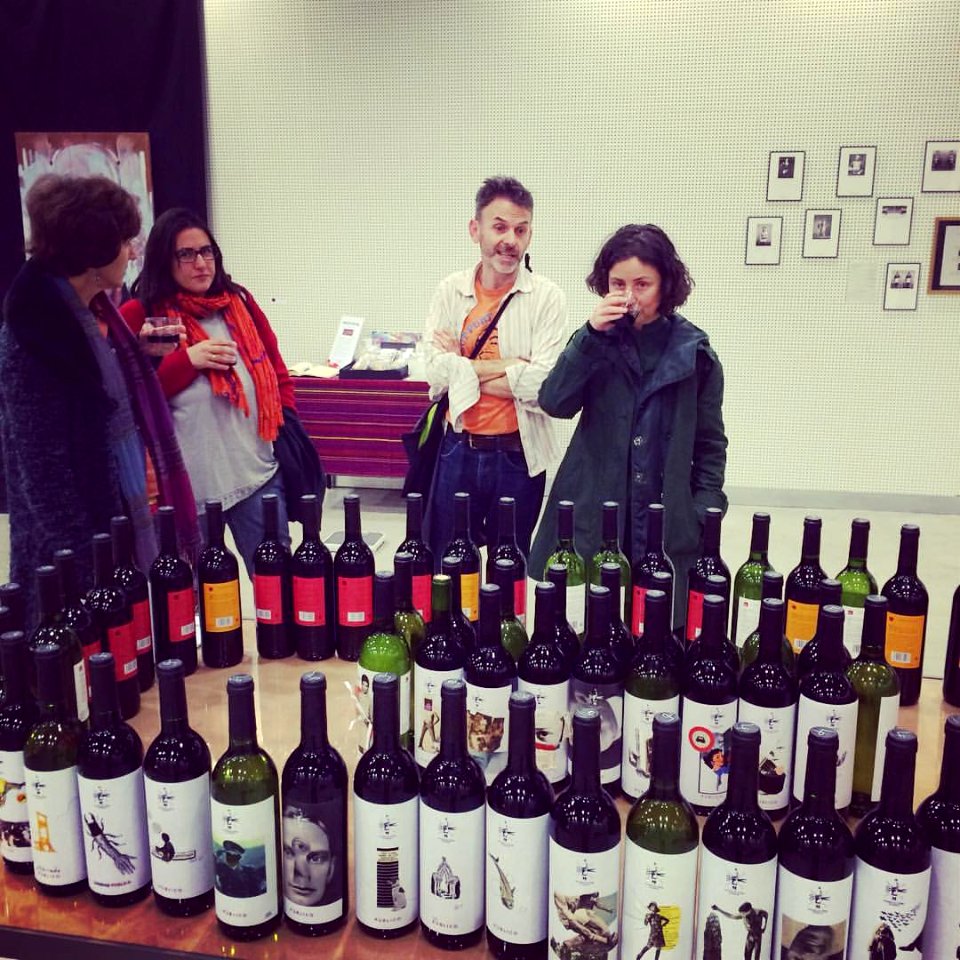 SeAlquila/público. Festival de artes efímeras. Collages que se beben. Más de 100 etiquetas y el gran @javisernafernandez que las explica una a una. Gran cicerone.  #sociedaddecollagedemadrid.   #sealquilapublico #wine #arteefimero