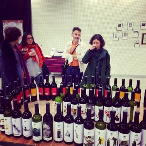 SeAlquila/público. Festival de artes efímeras. Collages que se beben. Más de 100 etiquetas y el gran @javisernafernandez que las explica una a una. Gran cicerone.  #sociedaddecollagedemadrid.   #sealquilapublico #wine #arteefimero