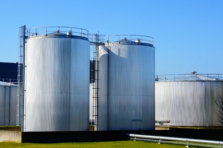 Storage tank chemistry pipes