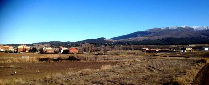 Olvega, sus cigüeñas y el Moncayo al fondo en inicio de año 2017