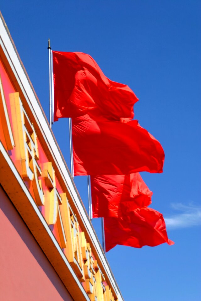 Flagpole flutter blow
