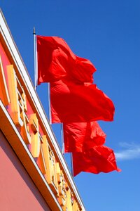 Flagpole flutter blow