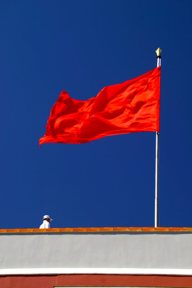 Flagpole flutter blow