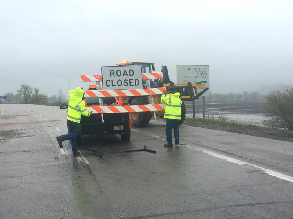 5/8/2019 - I-29-MO border-crews removing barriers