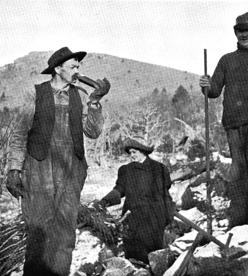 Building Massanutten Lodge (Historic photo)