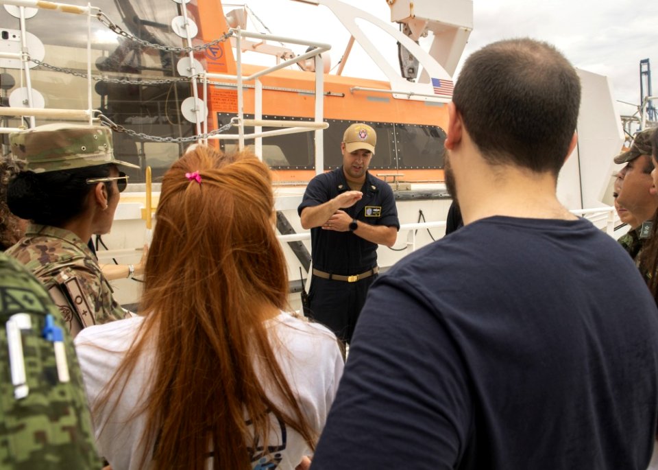 Médicos peruanos con Cascos Blancos de Argentina a bordo del USNS Comfort
