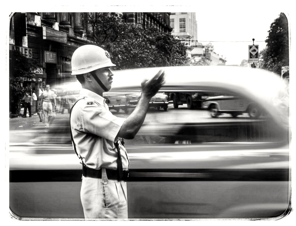 The pathetic life of a Traffic police😢