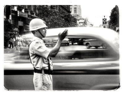 The pathetic life of a Traffic police😢