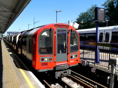 1992Tube-Class345-EalingBdwy-P1460863