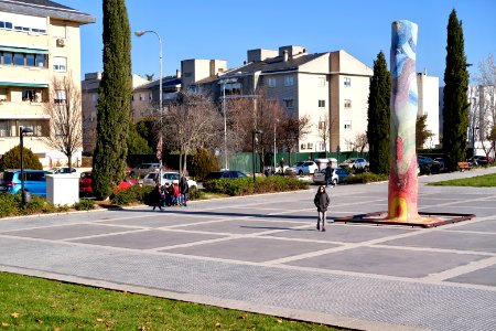 Explanada, jardines y escultura