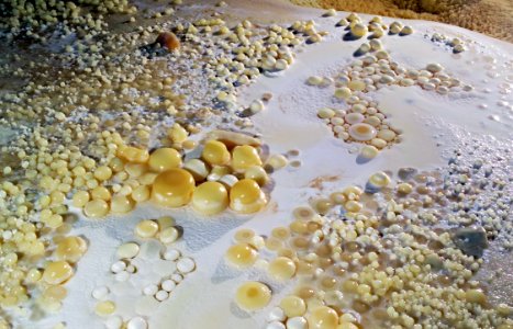 Cave pearls (Pearlsian Gulf, Lechuguilla Cave, New Mexico, USA)