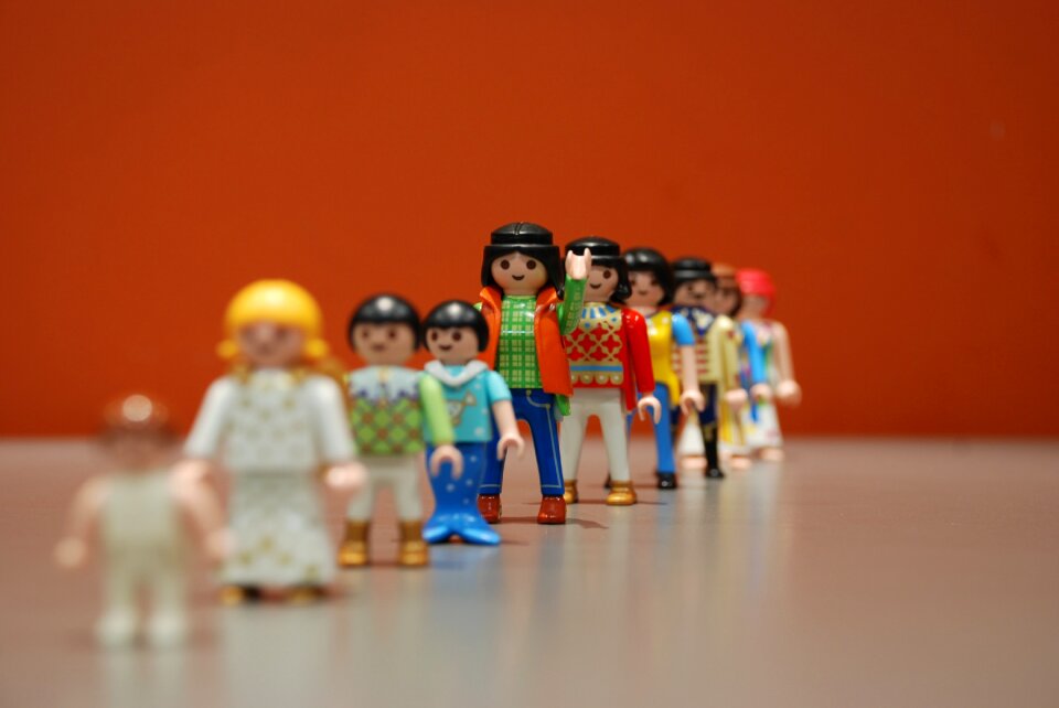 Row playmobil waving
