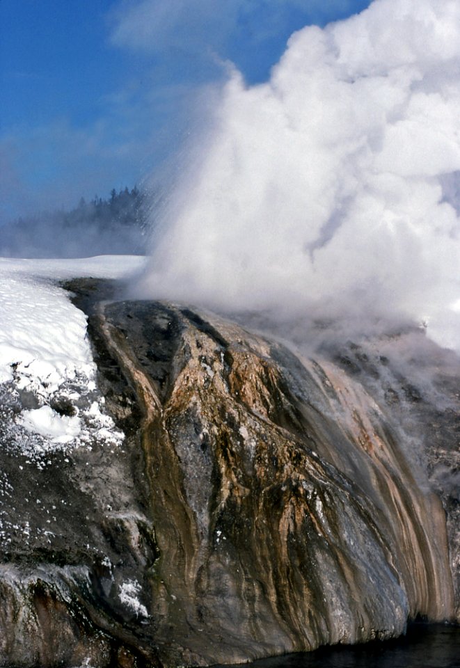 Cascade Geyser erupting (9 January 1998) 2
