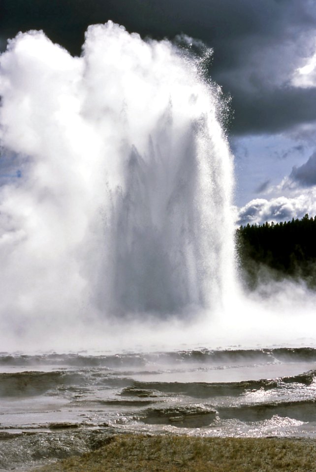 Great Fountain Geyser erupting (September 2002)