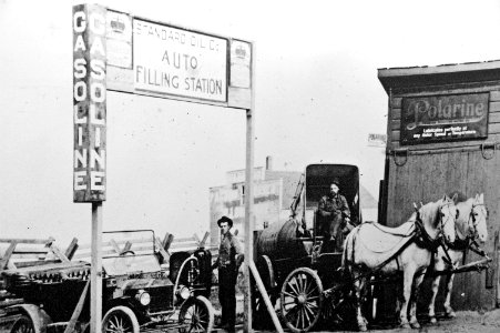 Early gasoline filling station (Standard Oil Company) 1 photo