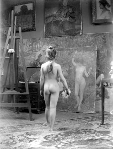 Baldomer Gili Roig. Model a l’estudi del pintor (Barcelona), c. 1910 photo