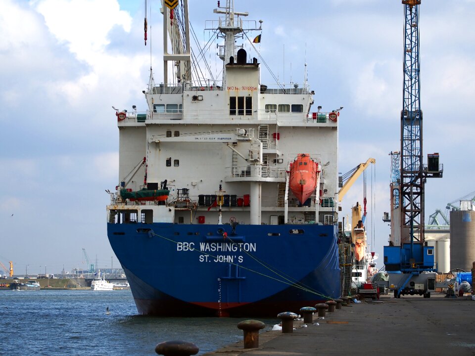 Port antwerp freighter