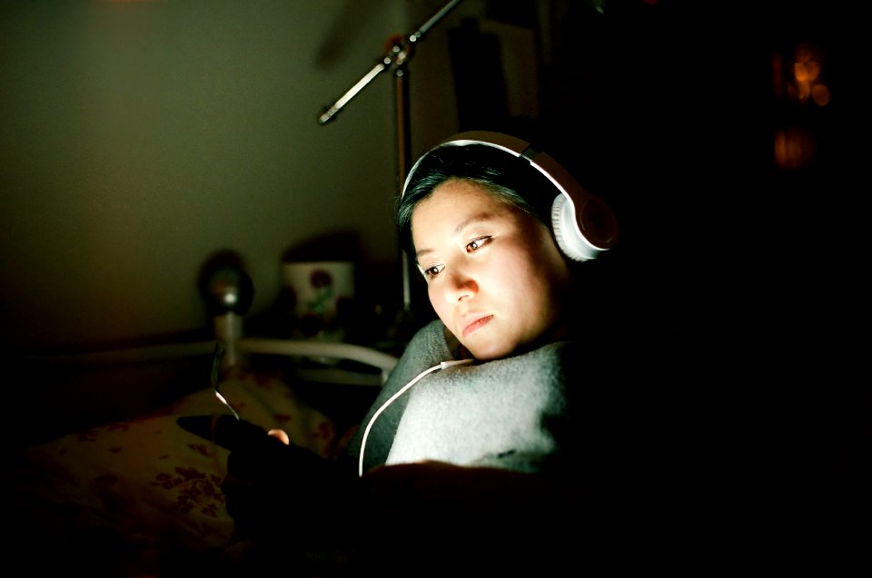 reading ipad in bed