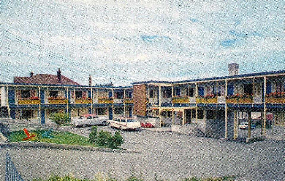 Postcard: Holiday Court Motel, Victoria, BC, c.1957