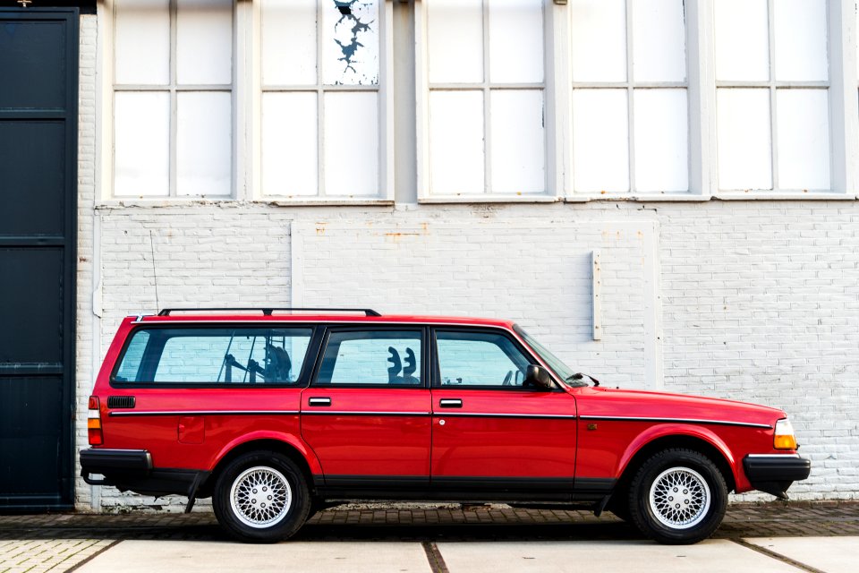 Volvo-240-245-rood-3