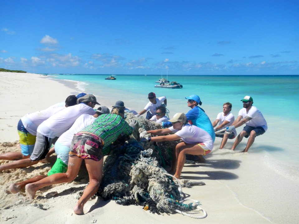 PMNM - Conducting shoreline marine debris removals at Lisianski Island