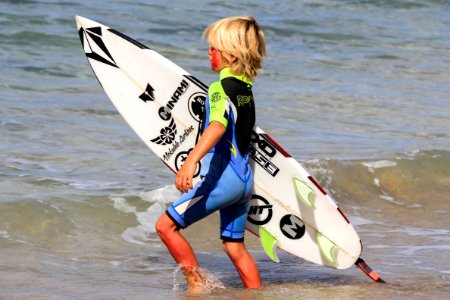 HIHWNMS - kid surfing