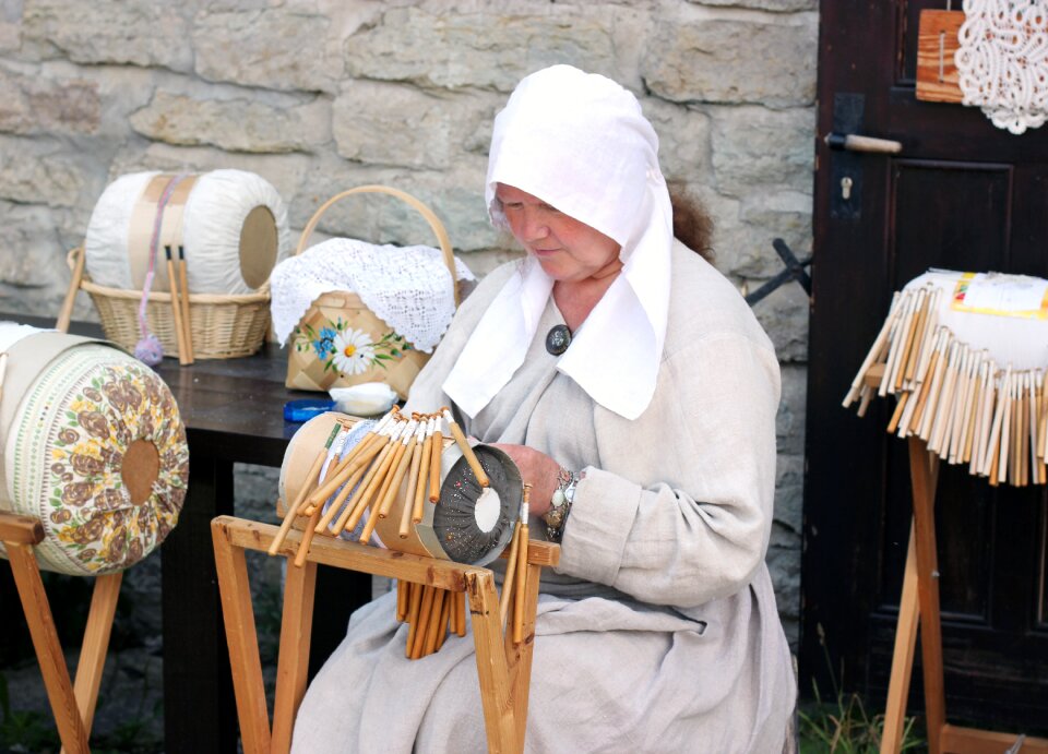 Needlework lace weaving