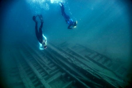 TBNMS snorkelers explore shipwreck photo