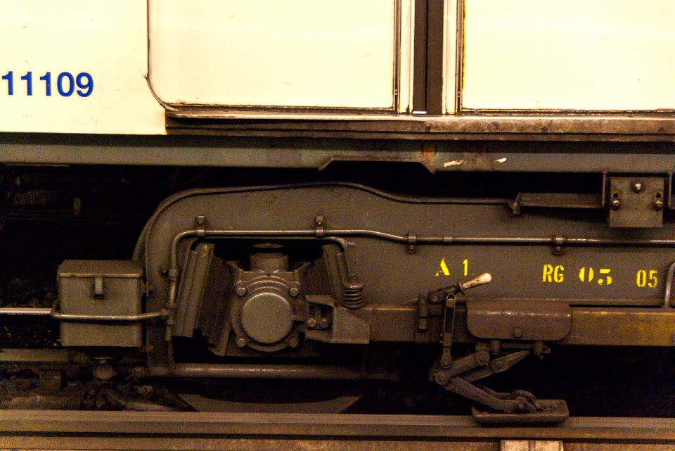 powered bogie of the paris metro wagon with Chevron rubber springs wheelset suspension