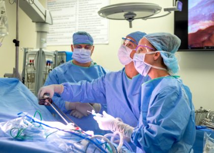 Naval Medical Center San Diego’s (NMCSD) Urology department, conducts a pyloplasty procedure using a robotic surgical system photo