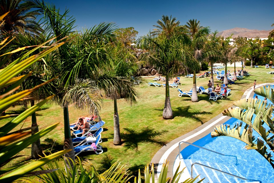 THE JAMEO POOL WITH SUNBEDS