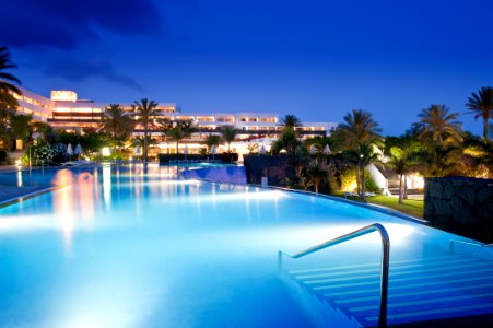 PISCINA "LA CASCADA" DE NOCHE/"LA CASCADA" POOL BY NIGHT