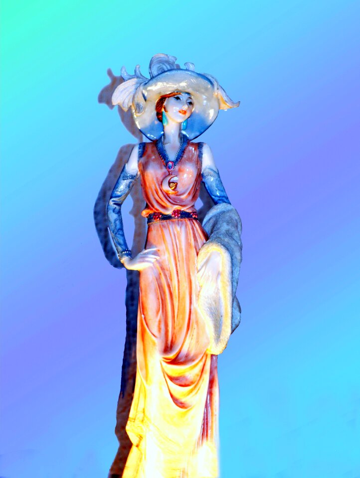 Pose female sculpture