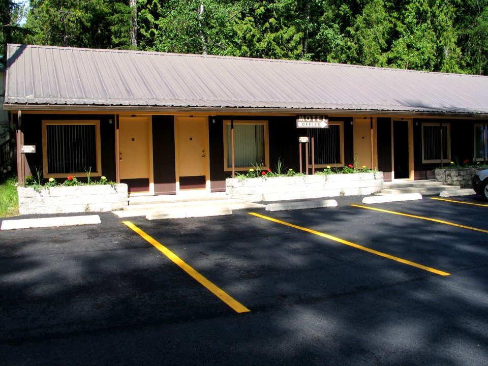Apgar Village Lodge