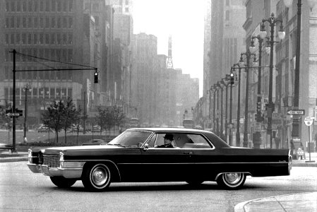 Cadillac Coupe DeVille. (1965).