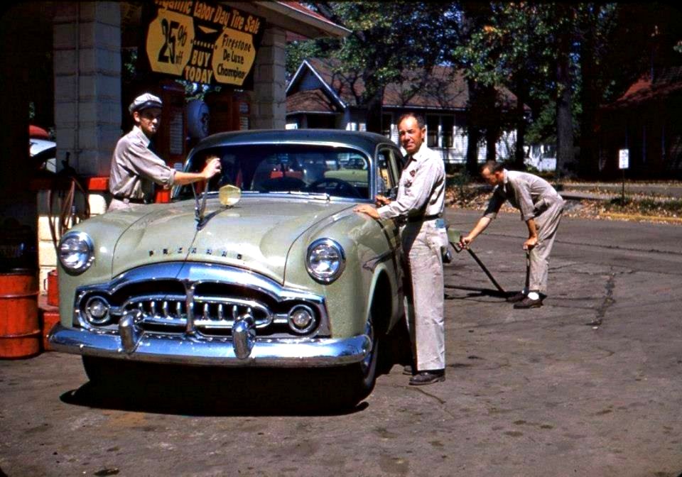 Packard en estación de servicio, años 1950s.