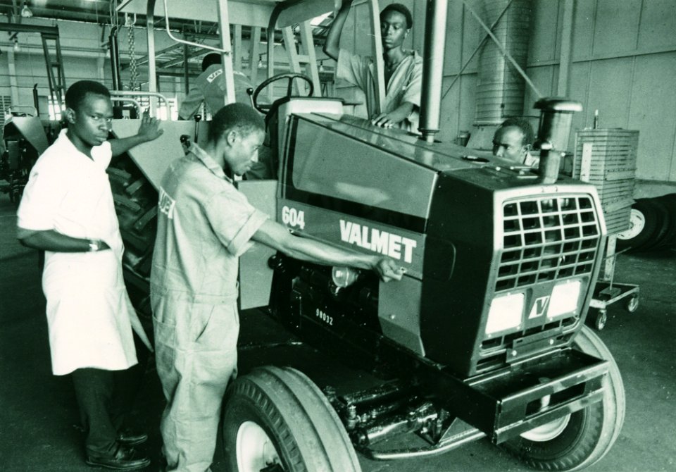 Valmet 604 assembly in Tanzania 2