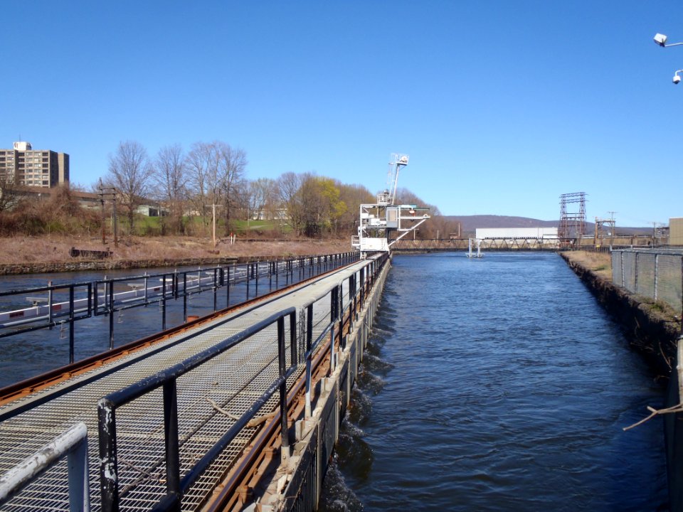 Fish guidance screen on CT River
