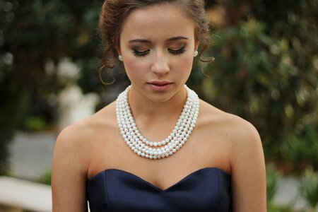 Pearl necklace model person