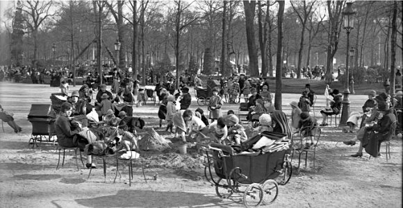 Niños jugando en un arenero. Campos Elíseos, (París), 21 de marzo de 1927 photo