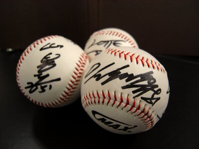 Baseball cod autographed ball