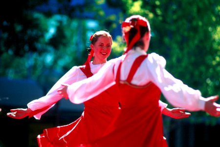 Two-girls-dance