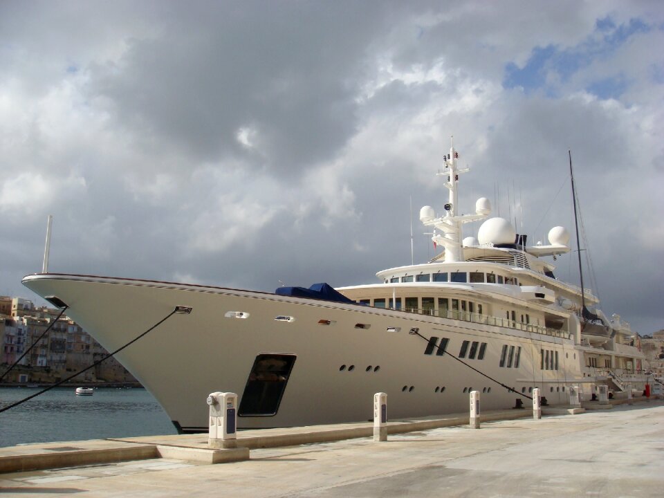 Vessel boat port
