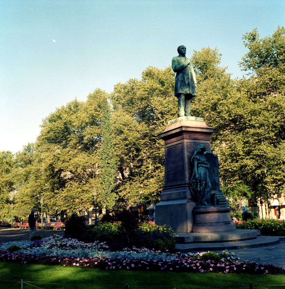 JL Runeberg at Esplanadi
