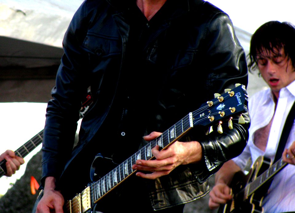 electrictouchguitarandleadsinger