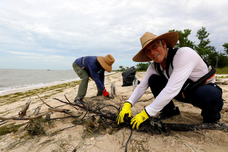 NPSPhoto M.Collier 2019 CS BeachClean removingline (2)