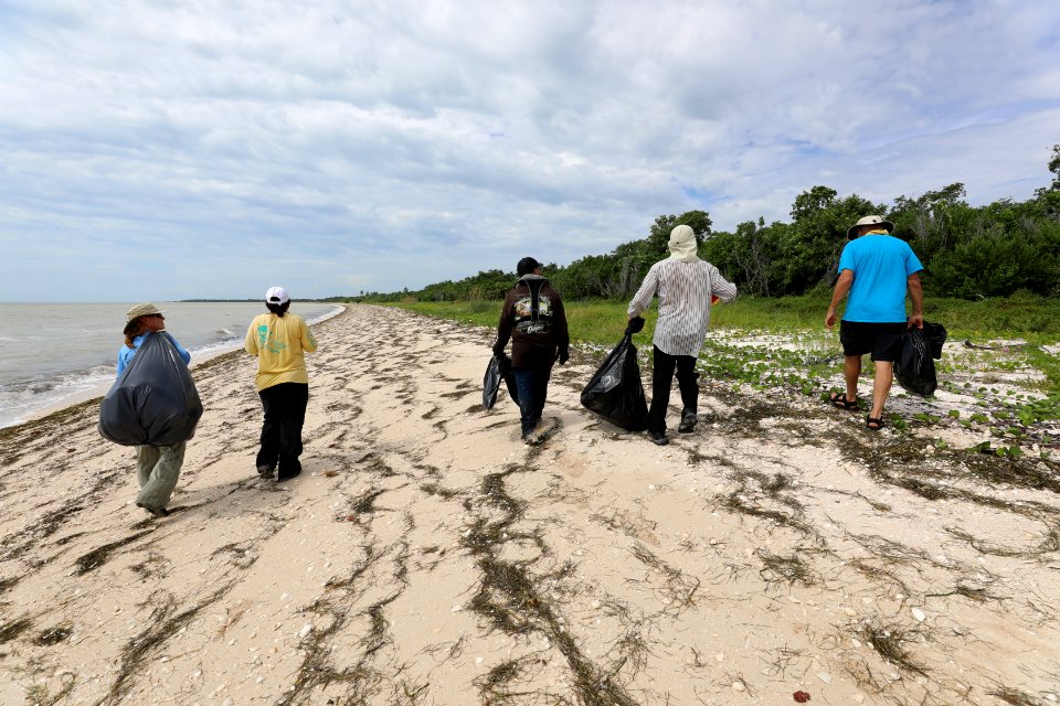 NPSPhoto M.Collier 2019 CS BeachClean EastCape (18)