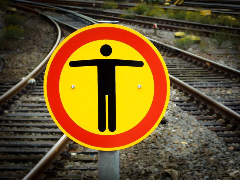 Road sign attention containing